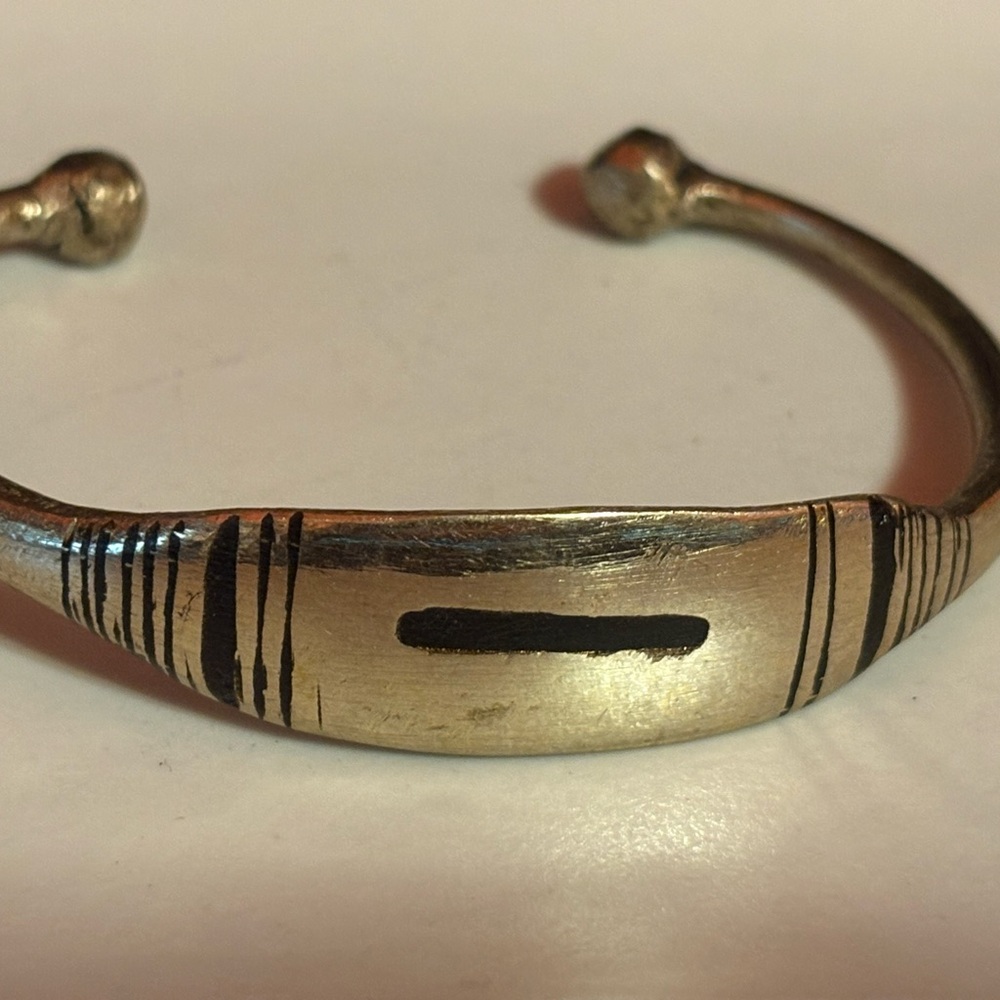 Sale‼️ Silver and Black Patterned Cuff Bracelet 💚 - Picture 4 of 8